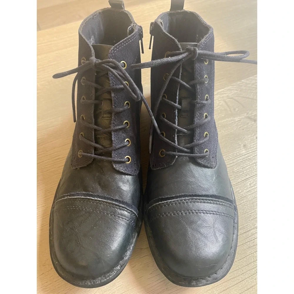 Clarks Collection Whistle Watch Blue  Suede Lace Up Size 9 Womans Ankle Boots